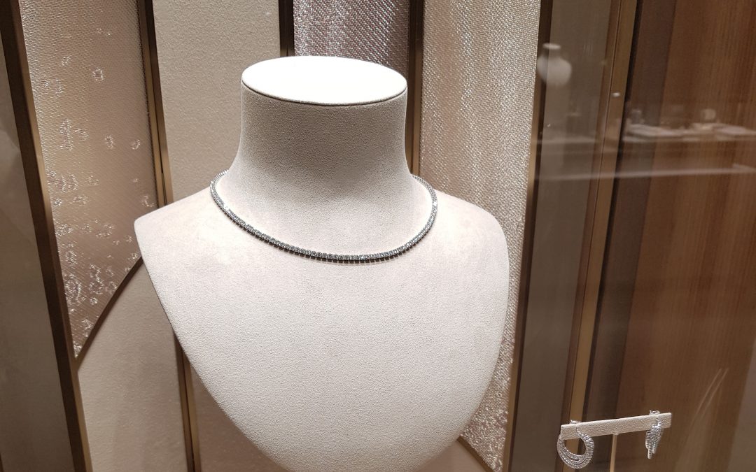 De Bijenkorf Cartier necklace tracking data lawsuit